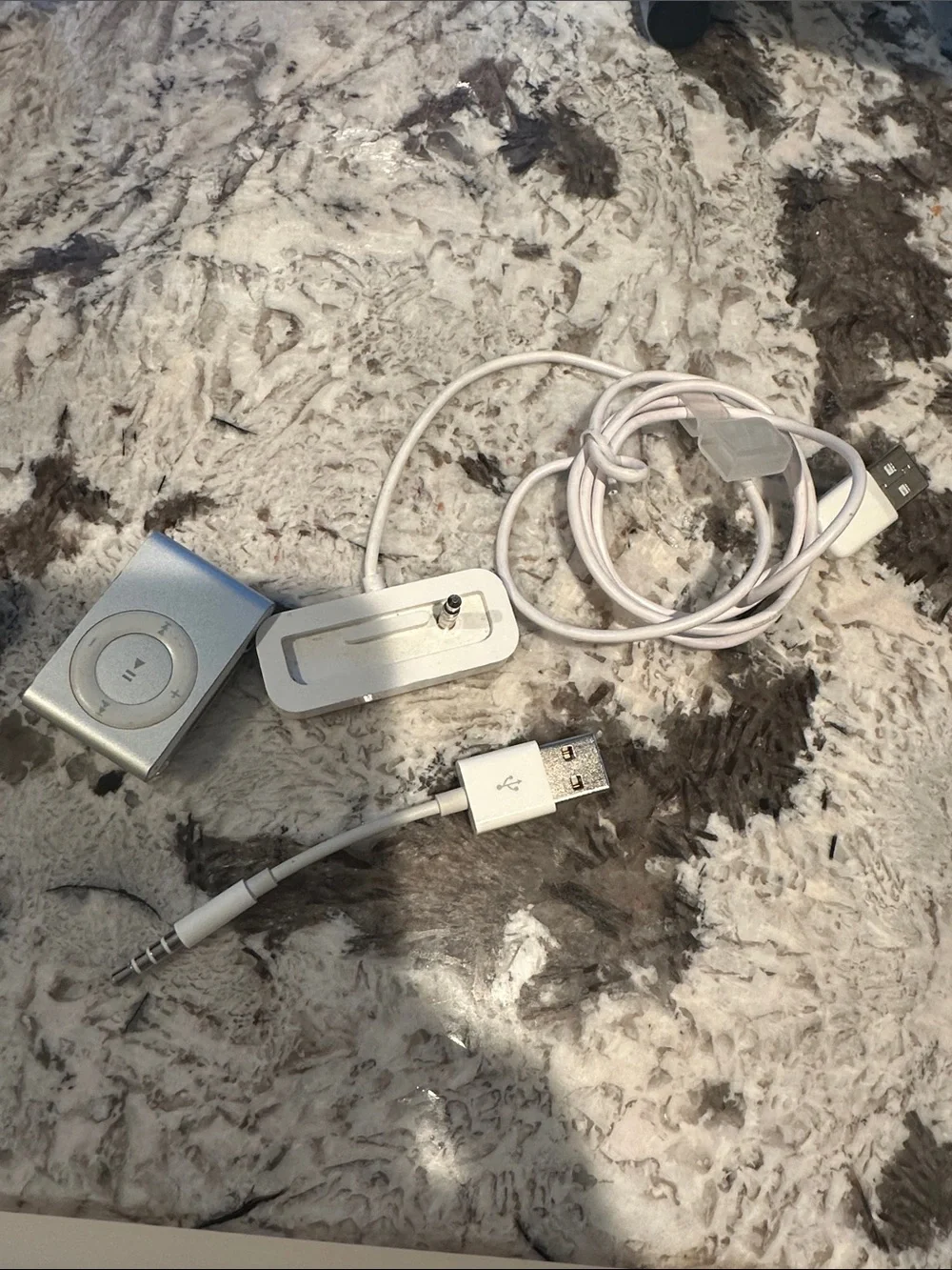 Apple Shuffle with USB Charger & Data Cord